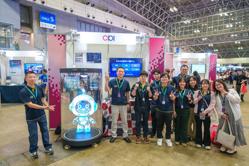 AWS Summit Japan 2026 協栄情報ブース（P122）とHIKARI体験機を囲むメンバー